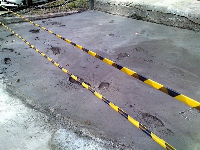 Фото Рустама Ниязова: явно не детские следы на свежем цементе (Алматы)