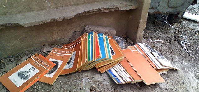 Фотография Рустама Ниязова: учебники рядом с мусоркой, Алматы