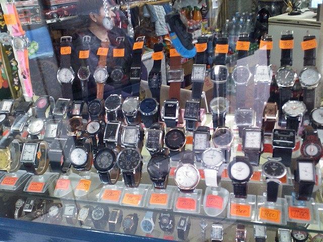 Фото Рустама Ниязова: цены на поддельные часы в Алматы