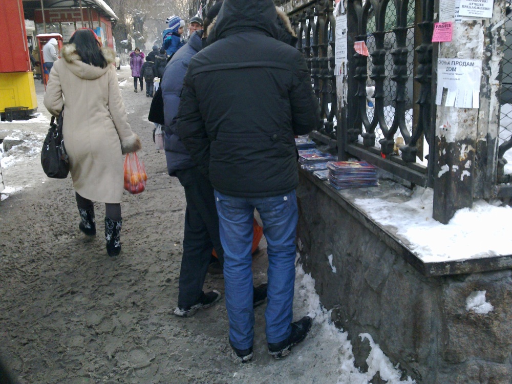 Фото Рустама Ниязова: продавцы DVD-дисков в районе Зеленого базара, Алматы
