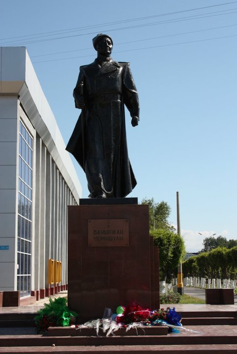 Памятник Бауыржан Момышулы.
