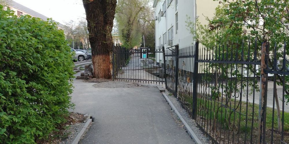 Университет искусств им. Жургенева. Раньше забор стоял прямо на тротуаре