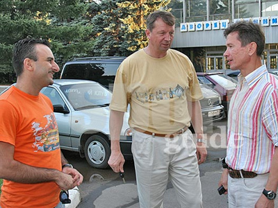 Шуми Бабаев и Сергей Гимаев о чём-то беседуют с Вячеславом Быковым