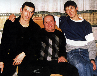 Борис Александров с двумя сыновьями: Аланом и Виктором