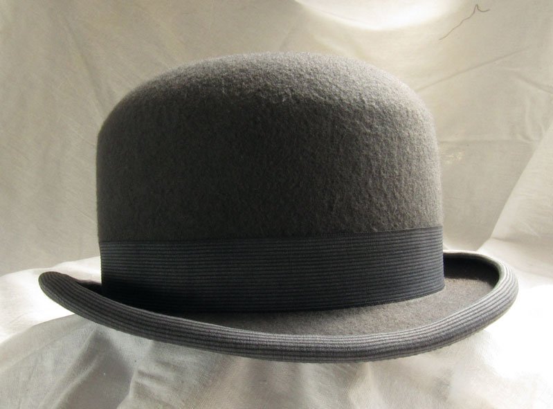 Шляпа на конце. Шляпа Гарибальди. Шляпа котелок мужская 19 век. Мужская шляпа Bugatti b802- 019. Шляпа котелок 19 века.