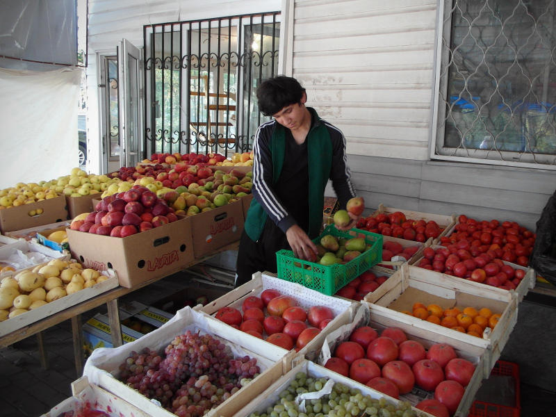 Аренда под фрукты. Овощи Таджикистана. Овощи и фрукты помещение. Переборка овощей и фруктов. Фрукты и овощи Таджикистана.