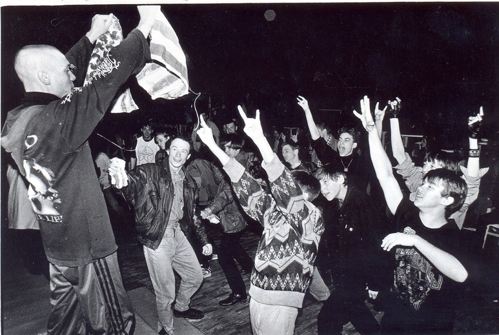Саня Пересветов добивает американский флаг. Акция «Ответный удар против агрессии НАТО», Павлодар, клуб «Пирамида», 17 апреля 1999 г. Фото А. Усова