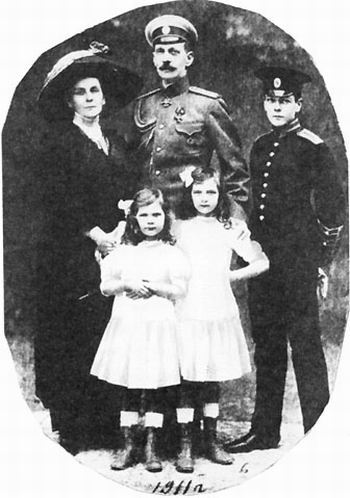 Великий князь Павел Александрович с супругой Ольгой Валерьяновной, сыном Владимиром и дочками Ириной и Наталией, 1911 г.