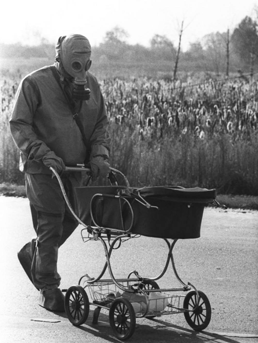 Сегодня это фото, сделанное в 1986 году в Чернобыле имеет новый, тревожный подтекст. Радиация мстит потокам ликвидаторов.