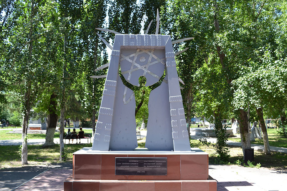 Памятник павлодарским чернобыльцам создал художник Андрей Оразбаев, который тоже был ликвидатором на Чернобыльской АЭС.