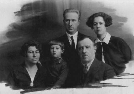 Семья Милей перед отъездом в Павлодар. Ленинград, 1928 г.