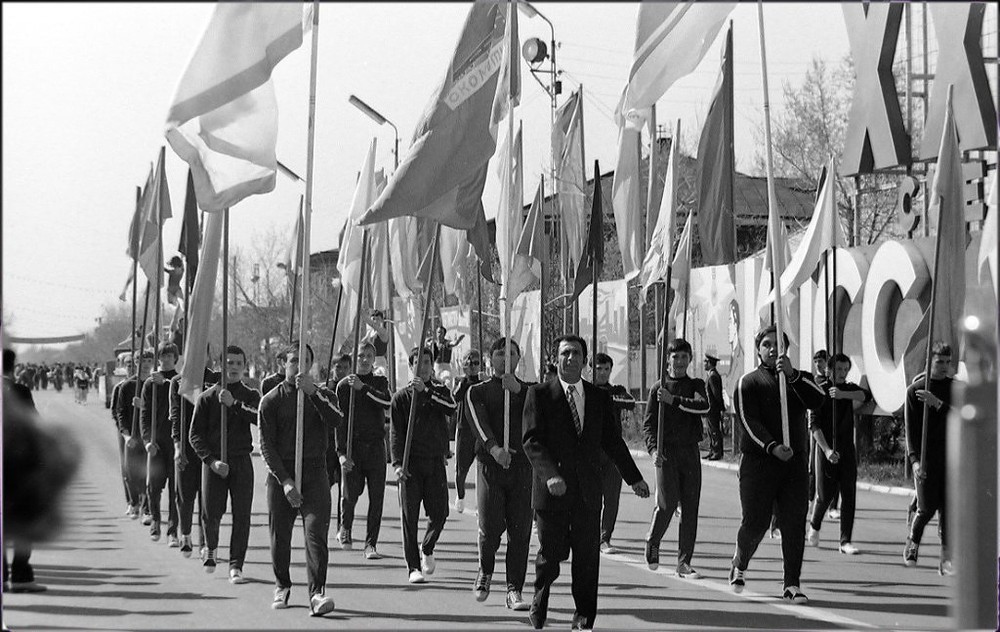 Начало 70-х. Александр Шнейдмюллер на Первомайской демонстрации. В первом ряду справа. Фото Н. Мохирева.