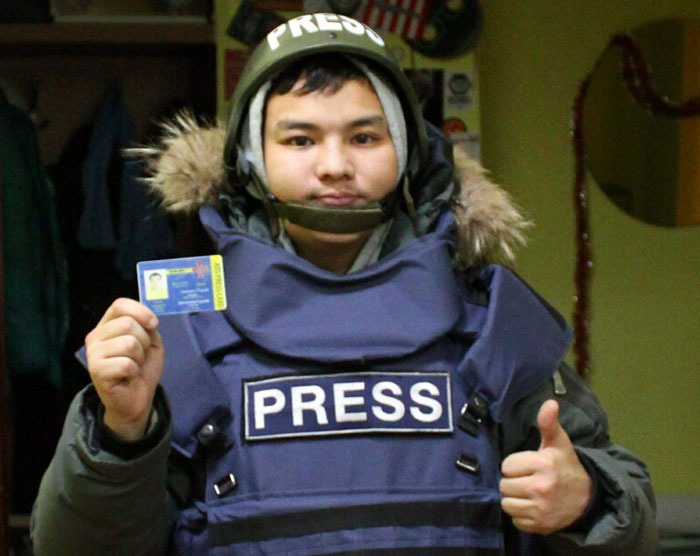 Нурали Айтеленов получил аккредитацию, бронежилет и кевларовый шлем для работы в зоне боевых действий. Киев, 2016г.