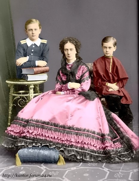 Императрица Мария Александровна с сыновьями Сергеем и Павлом.