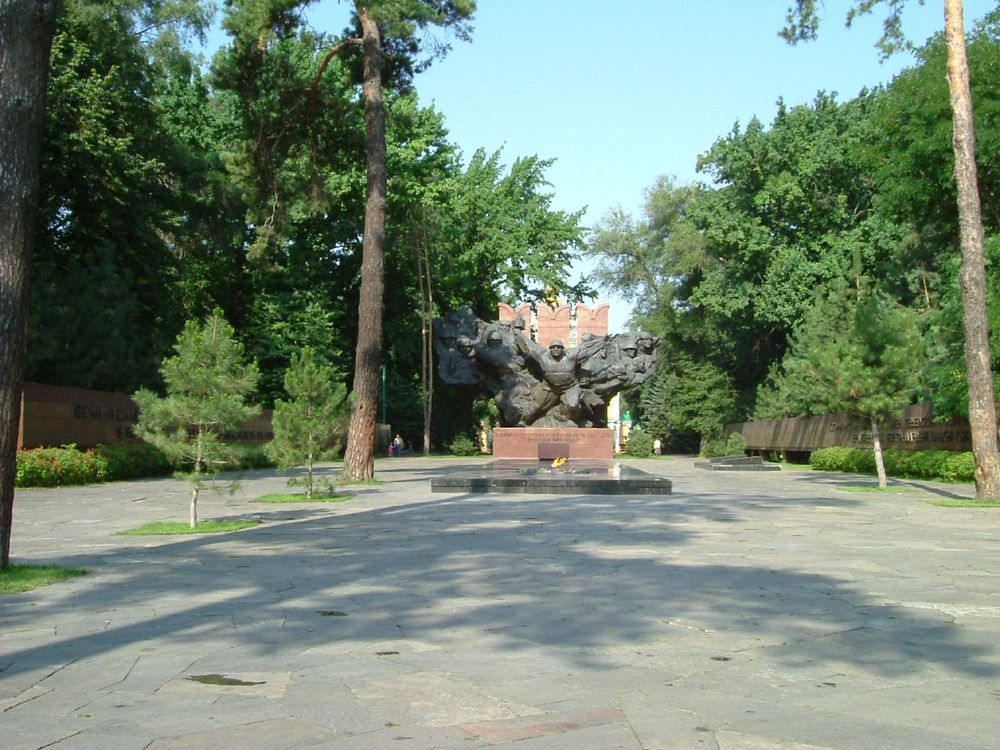 Мемориал славы в парке 28-ми панфиловцев, 2003 год