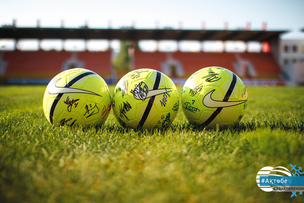 Перелом пальцев волейбол. Как получить мячи. Футбольный мяч на траве. Математика и футбол. Золотой мяч 2022 футбол.